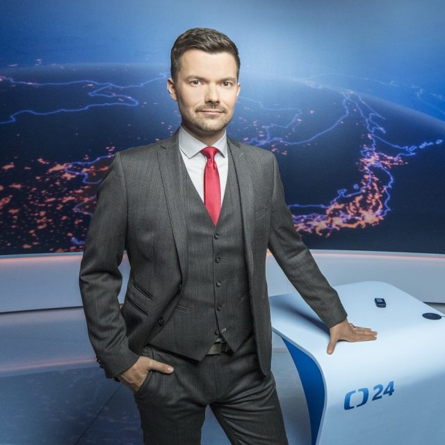 Moderátor Tomáš Drahoňovský ve studiu zpravodajství | foto: Česká televize