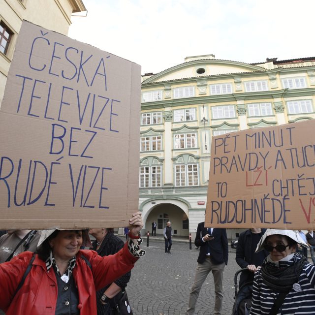 Stovka lidí demonstrovala 17. října 2019 v podvečer nedaleko Poslanecké sněmovny na Malostranském náměstí v Praze za podporu nezávislosti veřejnoprávních médií v ČR | foto: Ondřej Deml,  ČTK