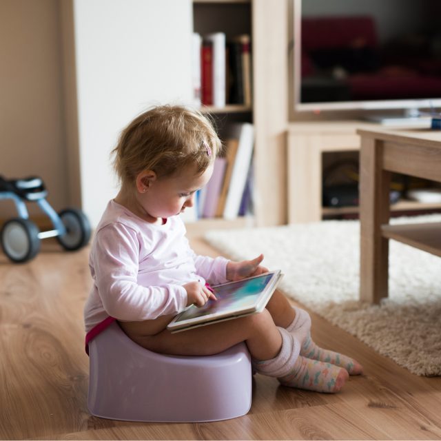 dítě na nočníku,  nočník,  mimino | foto: Shutterstock