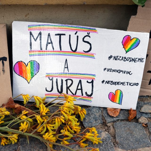 Pietní místo před slovenskou ambasádou | foto: Profimedia