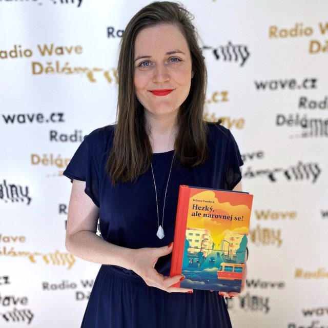 Johana Fundová se svojí knihou | foto: Jonáš Zbořil,  Český rozhlas,  Český rozhlas
