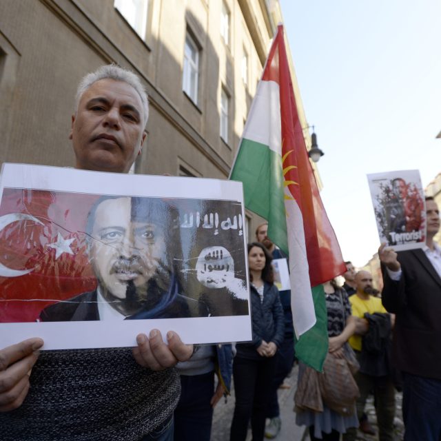 Demonstrace před velvyslanectvím Spojených států amerických v Praze proti turecké ofenzivě v severní Sýrii | foto: Kateřina Šulová,  ČTK