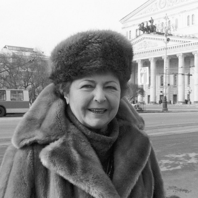 Herečka Jiřina Petrovická v Moskvě před Velkým divadlem | foto: Vít Korčák,  ČTK