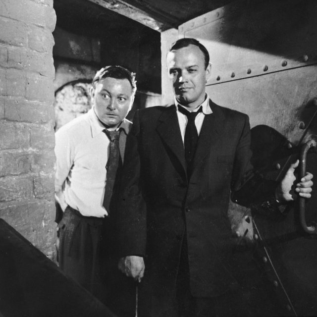 Politický thriller Stopa vede do Berlína,  kterou režíroval František Čáp  (na snímku herci Wolfgang Neuss a Kurt Meisel) | foto: kpa Publicity / United Archives / Profimedia