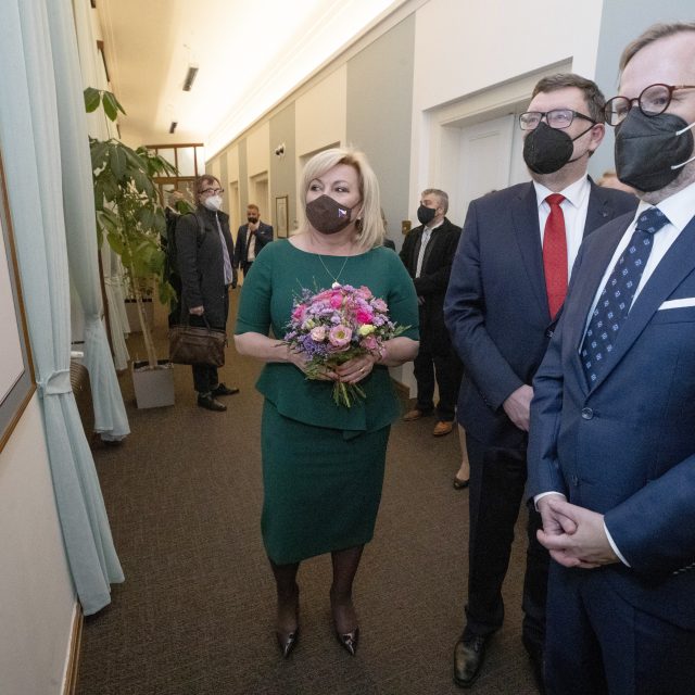 Předávání ministerstva financí: Alena Schillerová  (ANO),  Zbyněk Stanjura a Petr Fiala  (ODS) | foto: Jakub Stadler,  MAFRA / Profimedia