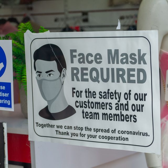 Povinnost nosit roušky v britských obchodech | foto: Fotobanka Profimedia