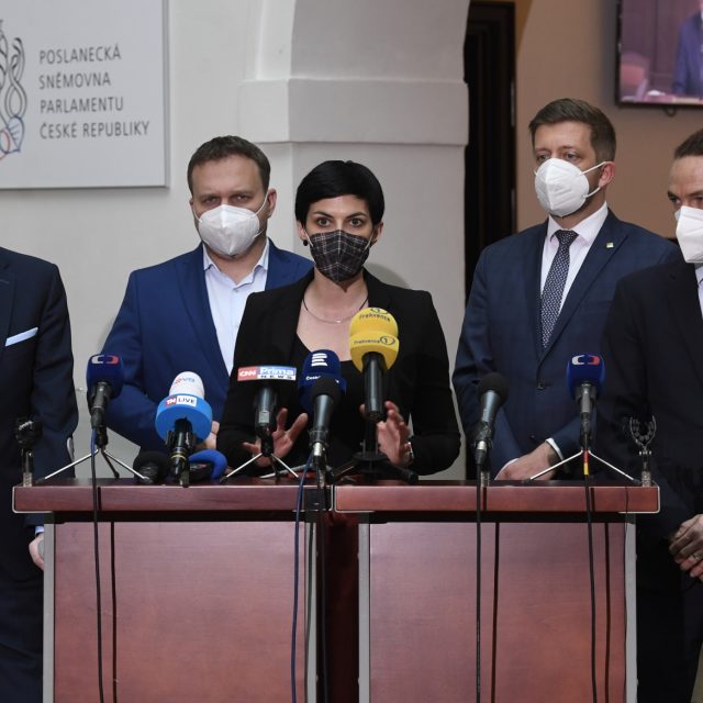 Zástupci opozičních stran z koalice Spolu,  Pirátů a Starostů | foto: Michal Krumphanzl,  ČTK