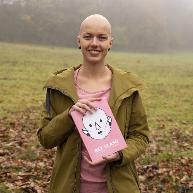 Tereza Drahoňovská s komiksem Bez vlasů | foto: archiv Terezy Drahoňovské