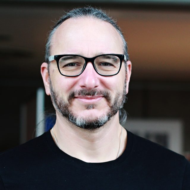 „Válka skončí v momentu,  kdy se izraelské jednotky stáhnou z Gazy,  a zároveň ve chvíli,  kdy přestanou dopadat rakety na Izrael,  ať už z Gazy,  anebo ideálně i z Libanonu, &quot; říká novinář a válečný zpravodaj Jakub Szántó | foto: Věra Luptáková,  Český rozhlas