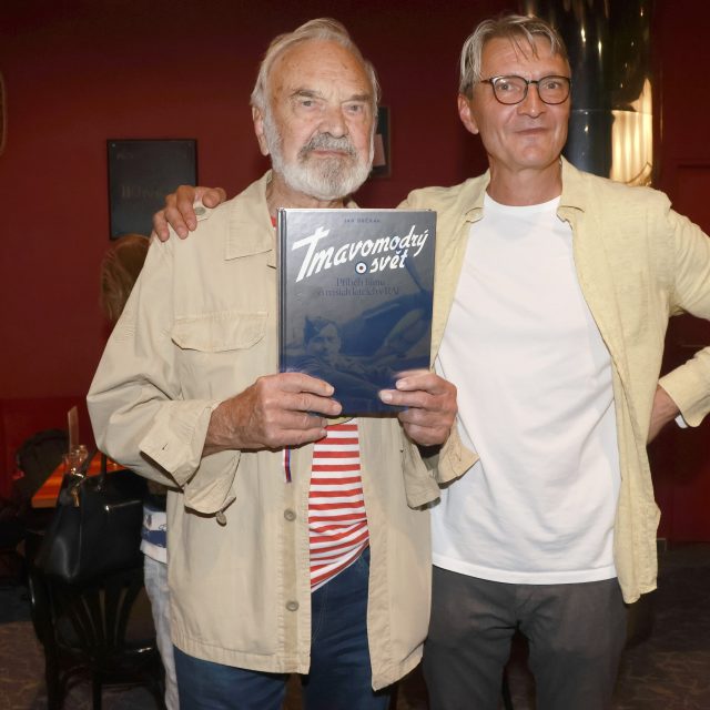 Zdeněk a Jan Svěrákovi s knihou Tmavomodrý svět | foto: Pavel Gwuzd,  Česká editoriální fotografie / Profimedia