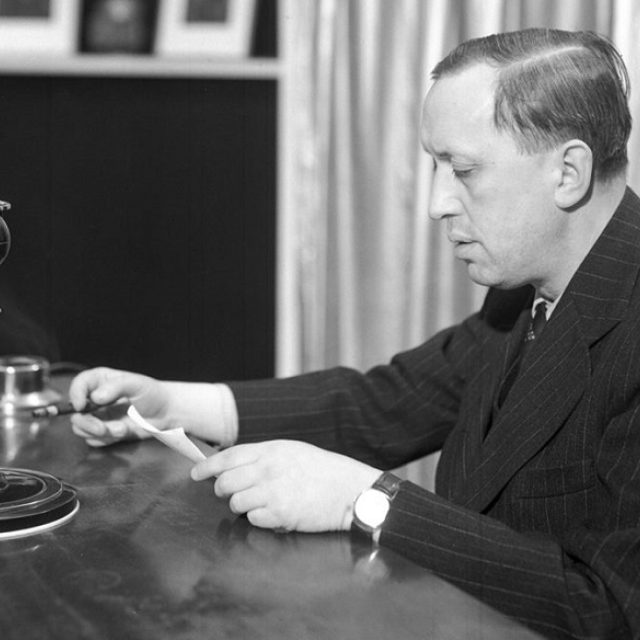 Karel Čapek v rozhlasovém studiu  (1938) | foto: autor neznámý,  Archiv Českého rozhlasu