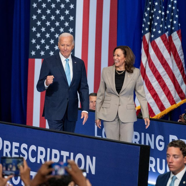 Prezident Joe Biden a pravděpodobná demokratická kandidátka pro nadcházející volby Kamala Harrisová ve státě Maryland | foto: Ken Cedeno,  Reuters