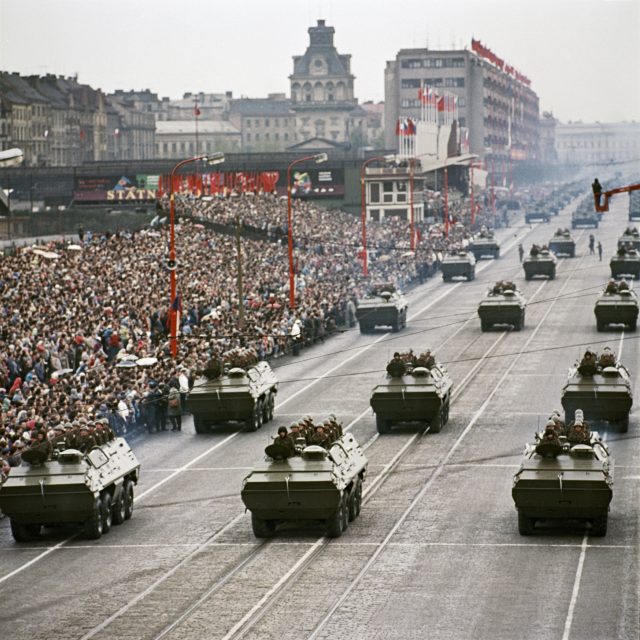 Oslavy a vojenská přehlídka 9. května na pražské Letné v roce 1965 | foto: Alexandr Hampl,  ČTK