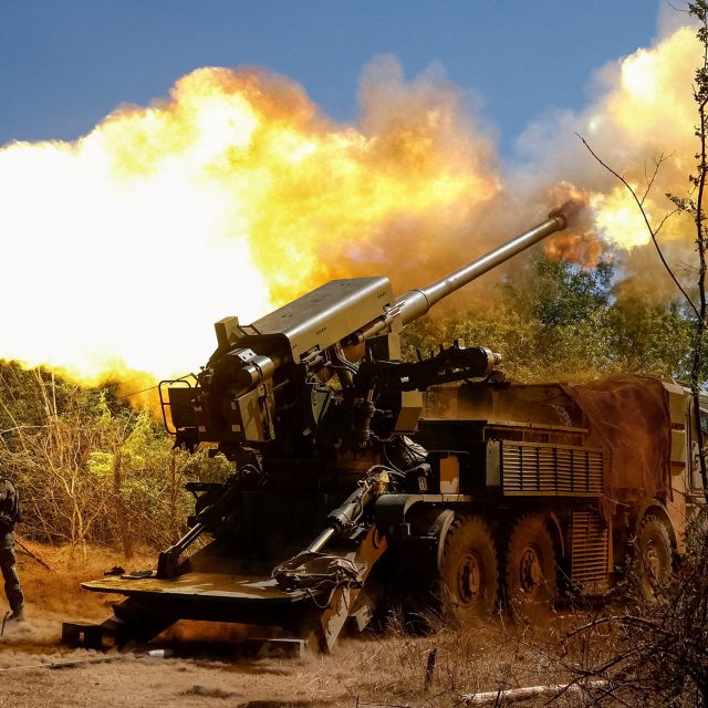 Ukrajinský voják střílí z samohybné houfnice na ruské jednotky v oblasti Záporoží | foto: Maksym Kishka,  Reuters