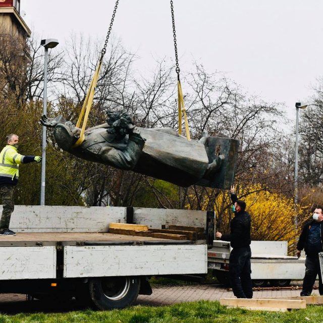 Socha Koněva při přesunu na nákladní auto. | foto: Michaela Danelová,  iROZHLAS.cz