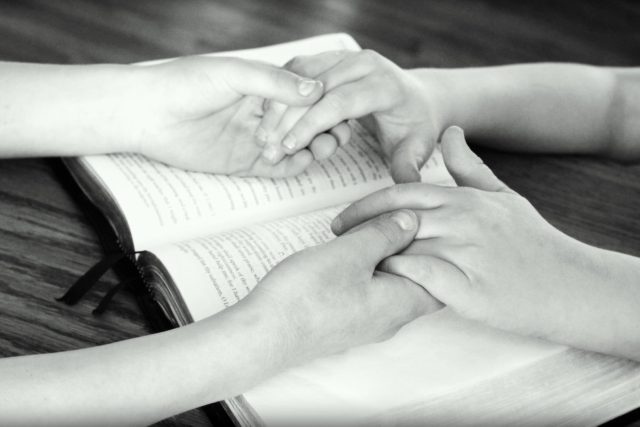 společná modlitba,  ruce,  bible | foto: Fotobanka Pixabay,  CC0 1.0