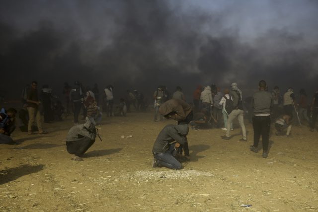 Početná skupina hází po vojácích kamení a zápalné láhve,  pouští na izraelské území hořící létající draky a vyvolává požáry | foto: Adel Hana,  ČTK/AP