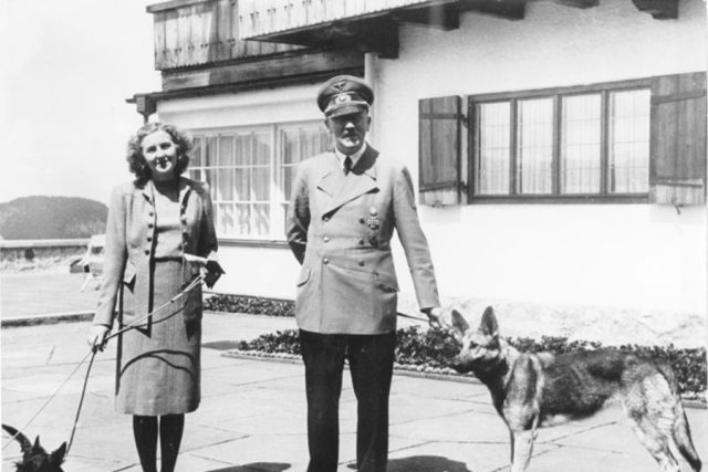 Adolf Hitler a Eva Braunová | foto:  Bundesarchiv,  B 145 Bild-F051673-0059,  CC BY-SA 3.0 DE