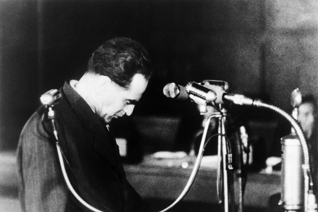 Celý proces s Rudolfem Slánským vysílal Československý rozhlas,  posluchači si mohli myslet,  že živě. Bylo tam ale čtvrthodinové zpoždění | foto: autor neznámý,  ČTK