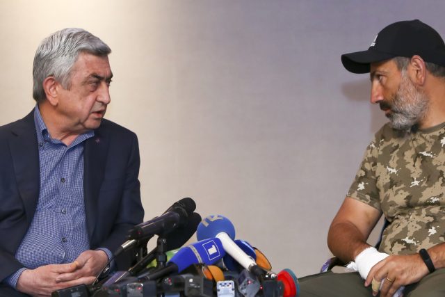 Serž Sargsjan v rozhovoru s lídrem protestů Nikolou Pašinjanem | foto:  Hrant Khachatryan,  ČTK/AP