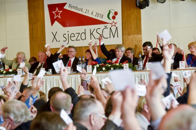 Průměrný věk členů KSČM je 75 let,  noví členové a voliči se k ní nehrnou,  protože je příliš těžkopádná | foto: Vít Šimánek,  ČTK