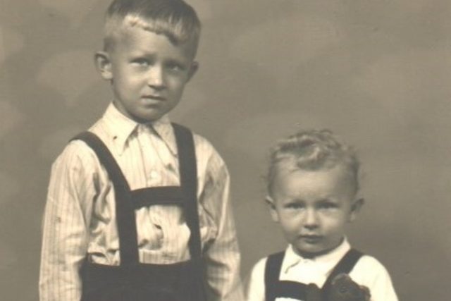 Zleva Jiří a Pavel Wonkovi v dětství | foto: Post Bellum