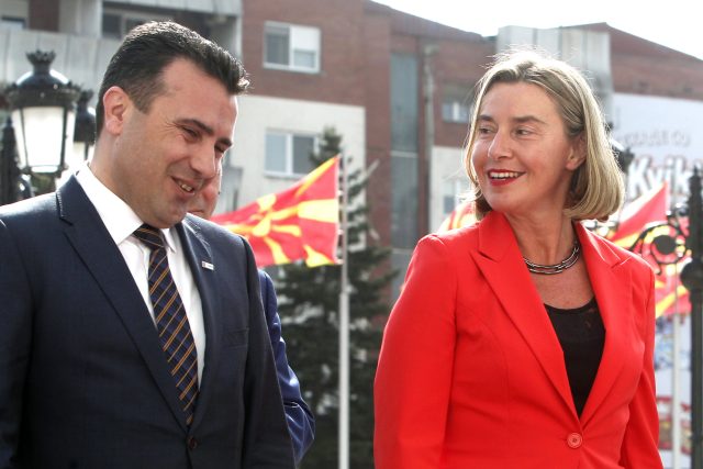 Šéfka unijní diplomacie Federica Mogheriniová a makedonský premiér Zoran Zaev | foto: Boris Grdanoski,  ČTK/AP