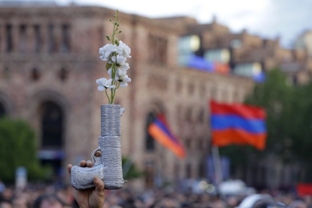 Arménie těchto dnů ukazuje unikátní průběh celospolečenské angažovanosti bez násilí | foto: Sergei Grits,  ČTK/AP