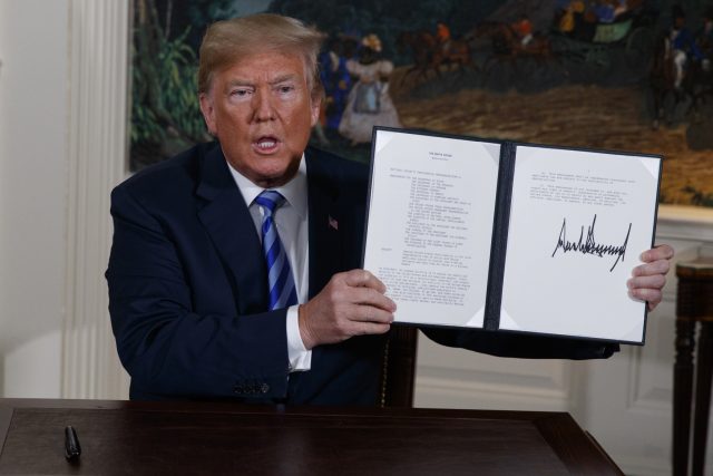 Dohoda podle Trumpa Íránu nezabraňuje získat jaderné zbraně,  a podepsal proto obnovení sankcí | foto: Evan Vucci,  ČTK/AP