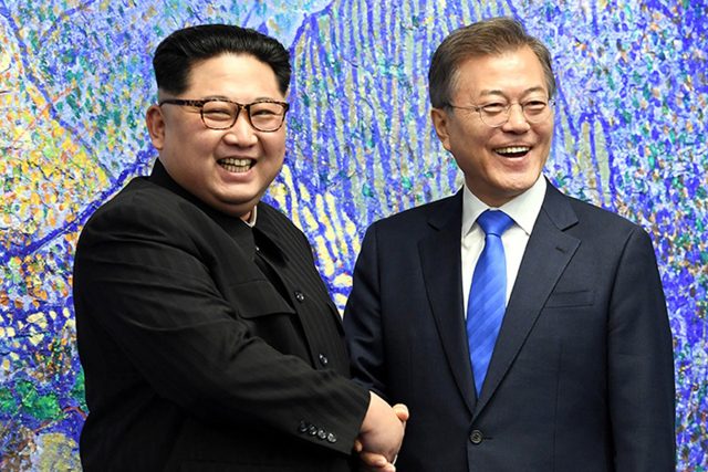 Severokorejský vůdce Kim Čong-un a jihokorejský prezident Mun Če-in | foto: Fotobanka Profimedia,  Fotobanka Profimedia