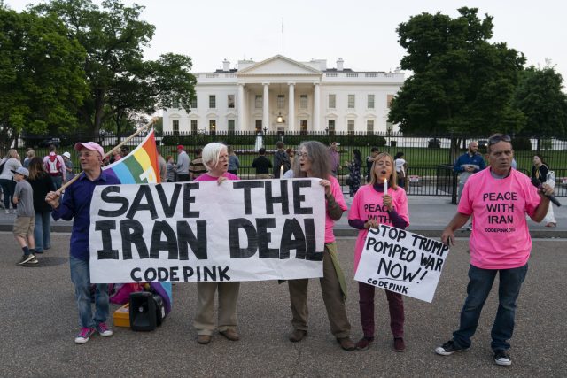 Samo odstoupení Ameriky od smlouvy s Íránem zpochybní bezpečnost jeho evropských spojenců | foto: Carolyn Kaster,  ČTK/AP