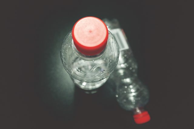 Testy prověřily celkem 11 různých značek a zjistily,  že v každém litru vody bylo průměrně 325 mikroplastů | foto:  George Becker,   CC0 License