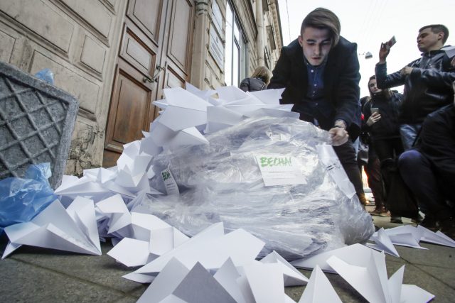 Ruští aktivisté na protest proti zákazu služby Telegram přinesly tisíce papírových letadýlek symbolizujících logo služby před budovu Roskomnadzoru | foto: ČTK/AP