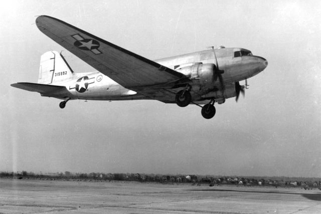 Letoun C-47 Skytrain,  který byl vojenskou verzí dopravního letounu DC-3 známého pod názvem &quot;Dakota&quot;,  snad nejslavnějšího letadla vůbec. | foto:  Air Force Link - Photos