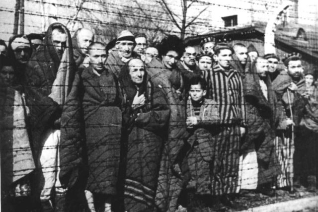 Vězni koncentračního tábora Osvětim po osvobození v roce 1945 | foto:  Muzeum Auschwitz-Birkenau