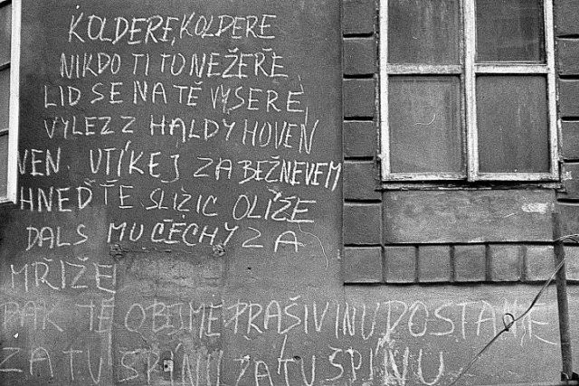 Nápis na zdi - Koldere,  Koldere,  nikdo ti to nežere | foto: Soukromý archiv Pavla Macháčka