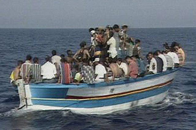 Afričtí uprchlíci bojují na člunech o holý život,  říká Pavla Jazairiová | foto:  Česká televize