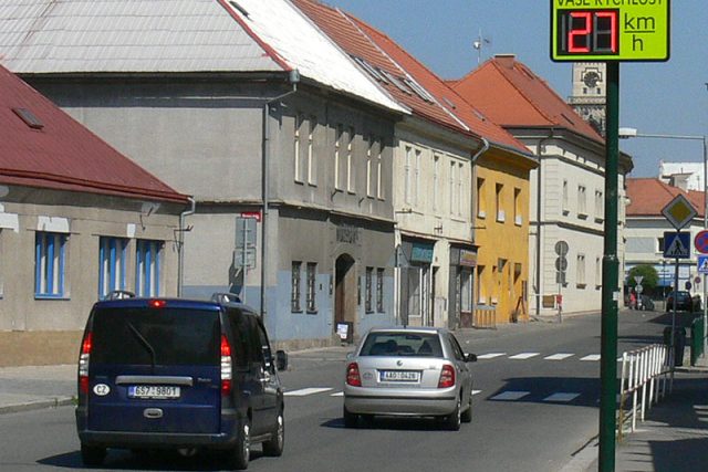 radar měří rychlost vozidel ve městě | foto: Marián Vojtek,  Český rozhlas