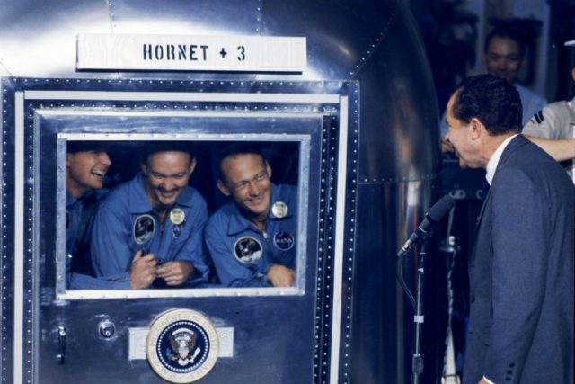 Posádku Apolla 11 po přistání ještě v karanténě uvítal prezident Richard Nixon | foto: NASA Images