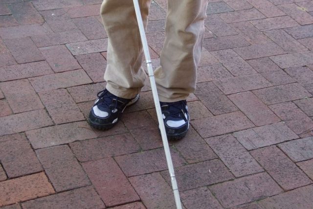 Nevidomý s klasickou slepeckou holí | foto: Fotobanka stock.xchng