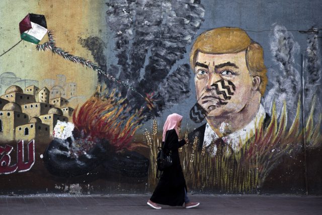 Graffiti v Gaze se zobrazením amerického prezidenta Donalda Trumpa se stopou na jeho tváři v reakci na konferenci o pomoci Palestincům v Bahrajnu | foto: Khalil Hamra,  ČTK/AP
