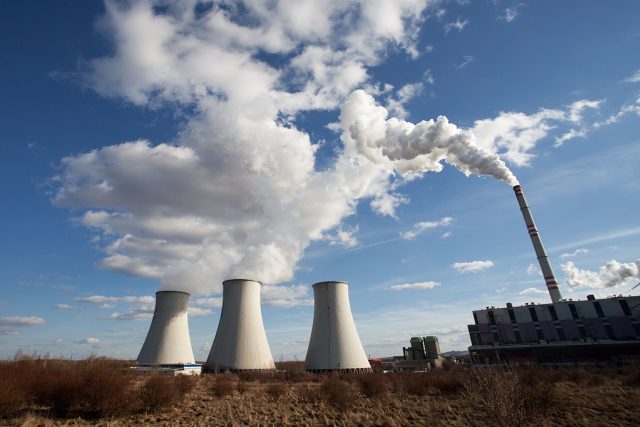 „V Česku každoročně umírá předčasně 11 tisíc lidí na následky znečištění ovzduší a nezanedbatelná část připadá na uhelnou energetiku, “ vysvětluje Rovenský  (na fotce elektrárna Prunéřov) | foto: Tomáš Adamec