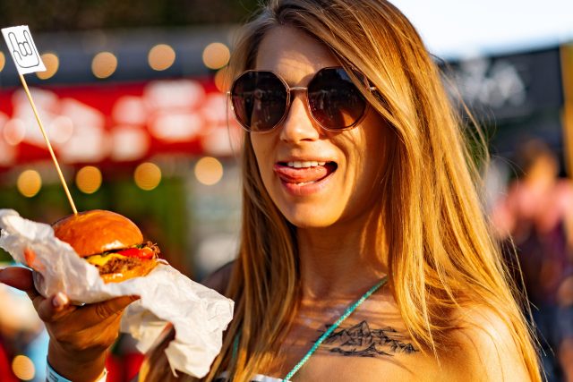 Dívka s hamburgerem  (ilustrační foto) | foto: Profimedia