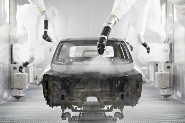 Nová lakovna umožní nárůst výrobní kapacity téměř o čtvrtinu,  mimo jiné i díky využití 66 robotů | foto: ŠKODA AUTO a.s.