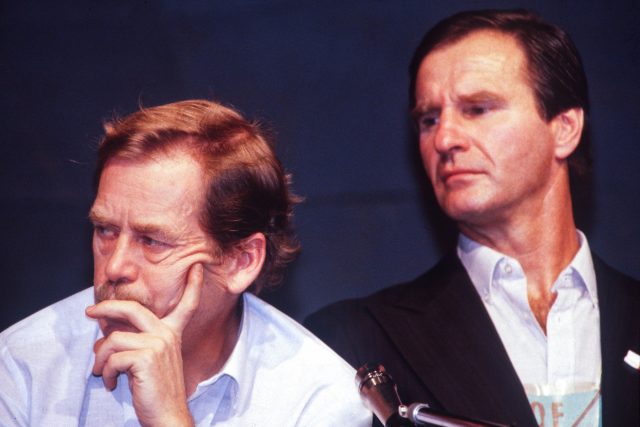 Václav Havel a Petr Miller na tiskové konferenci Občanského fóra v listopadu 1989 | foto: Profimedia