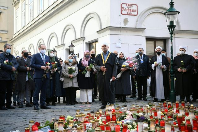 Před vídeňským barem Kaktus imám Ademsafi Bajrami zapálil svíčku a pomodlil se za oběti nedávného útoku | foto: Fotobanka Profimedia