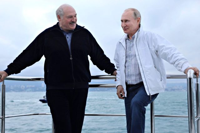 Běloruský prezident Alexandr Lukašenko a ruský prezident Vladimir Putin v Soči | foto: Fotobanka Profimedia