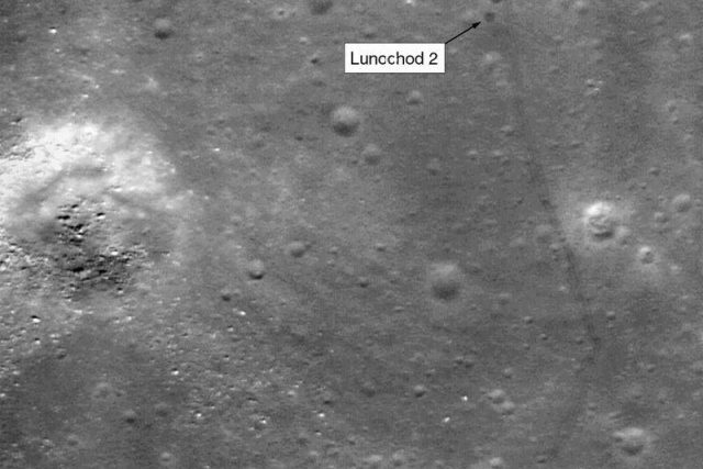 Na snímku z družice LRO jsou vidět nejenom stopy,  ale také vrak Lunochodu | foto:  NASA