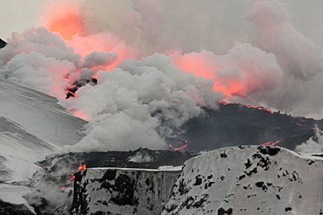 Islandská sopka Eyjafjallajökull | foto: licence Creative Commons Attribution 3.0 Unported,  Henrik Thorburn