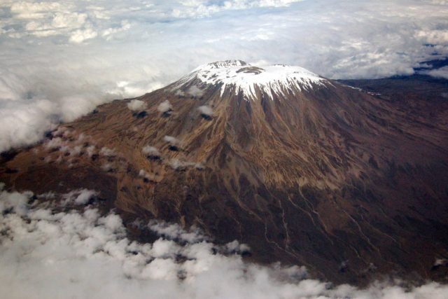 Vrchol hory Kilimandžáro je příkladem tropického ledovce | foto: licence Creative Commons Attribution 2.0,  Paul Shaffner
